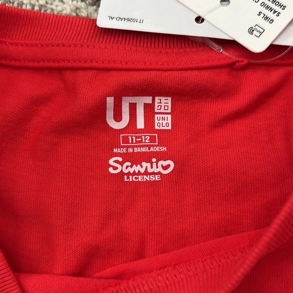 Sanrio x Uniqlo Hello Kitty Cheerleader T-Shirt in Red 🆕 - Picture 3 of 5